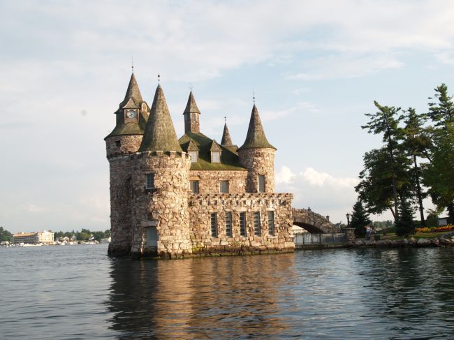 http://www.wellesley-hotel.com/images/Various_Other_Attractions/boldt_castle.jpg